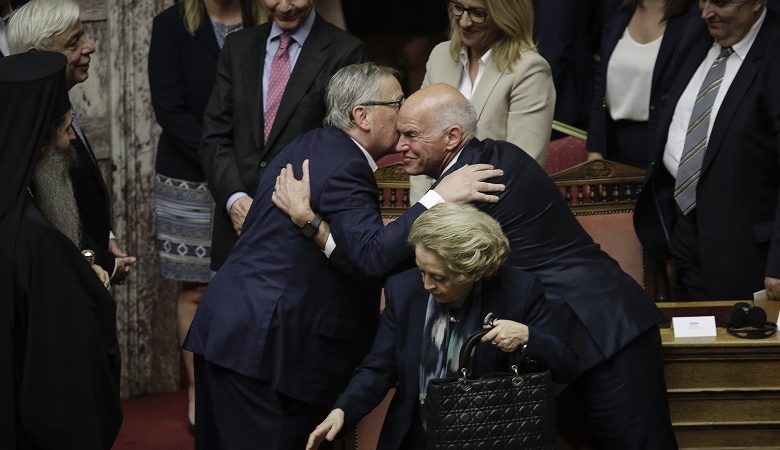 Γιούνκερ και Παπανδρέου αγκαλιάστηκαν μέσα στην αίθουσα της Βουλής