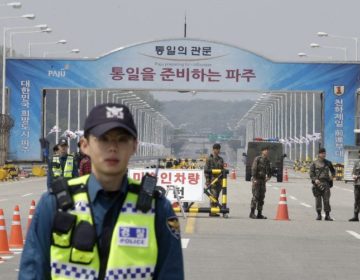 Ο Κιμ Γιονγκ Ουν πατάει τη… συνοριακή γραμμή που χωρίζει τη Νότια Κορέα