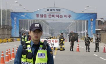 Ο Κιμ Γιονγκ Ουν πατάει τη… συνοριακή γραμμή που χωρίζει τη Νότια Κορέα
