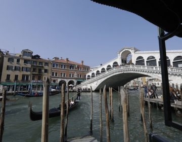 Με μεταλλικές μπάρες κλείνει τους τουρίστες έξω η Βενετία