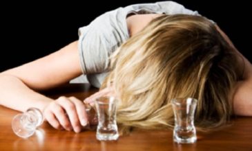 Αυξημένος ο κίνδυνος εγκεφαλικού για τους 20άρηδες και 30άρηδες που πίνουν πολύ αλκοόλ