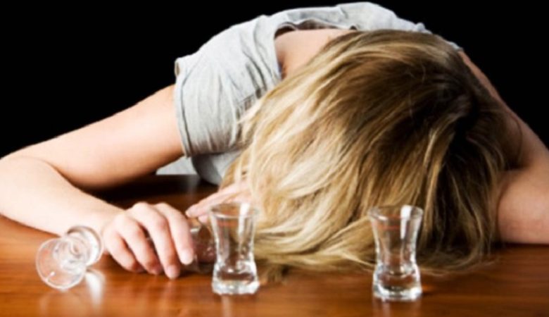Αυξημένος ο κίνδυνος εγκεφαλικού για τους 20άρηδες και 30άρηδες που πίνουν πολύ αλκοόλ