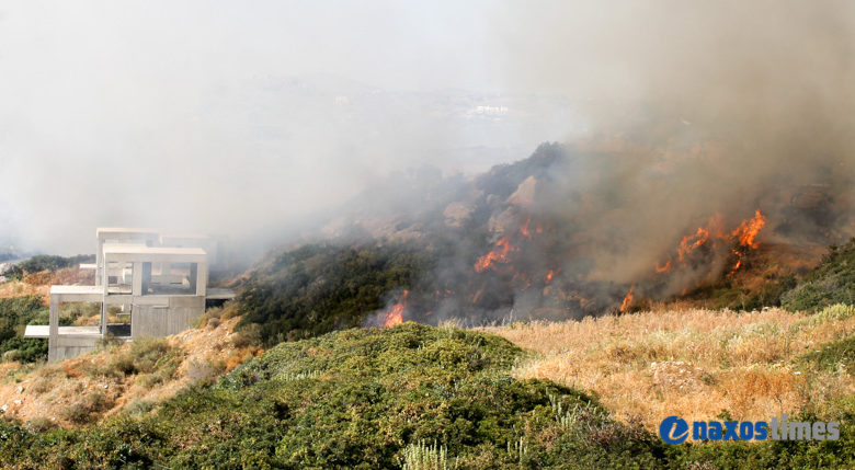 Εικόνες από τη φωτιά στη Νάξο όπου κινδύνεψαν σπίτια