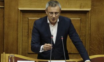 Βουλευτής του ΣΥΡΙΖΑ άλλαξε γνώμη για την αναδοχή από ομόφυλα ζευγάρια