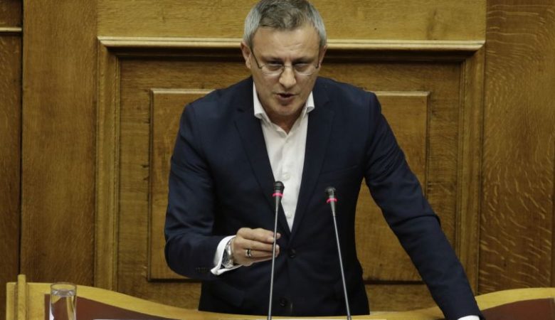 Βουλευτής του ΣΥΡΙΖΑ άλλαξε γνώμη για την αναδοχή από ομόφυλα ζευγάρια