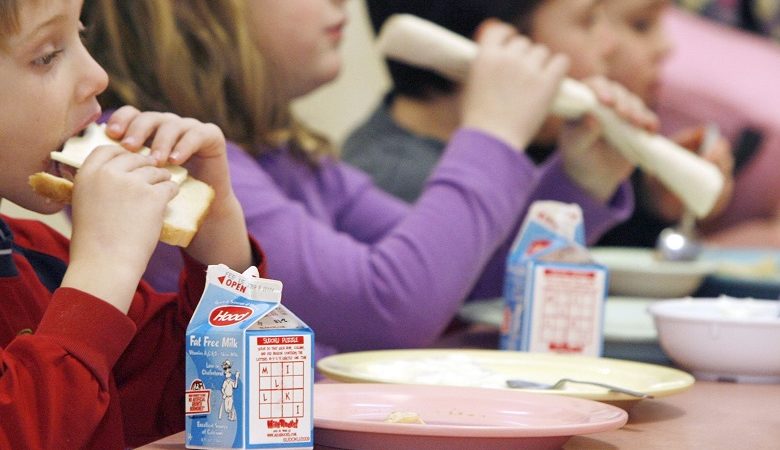 Άνοιξε ο διαγωνισμός προσφορών για τα 150.000 σχολικά γεύματα