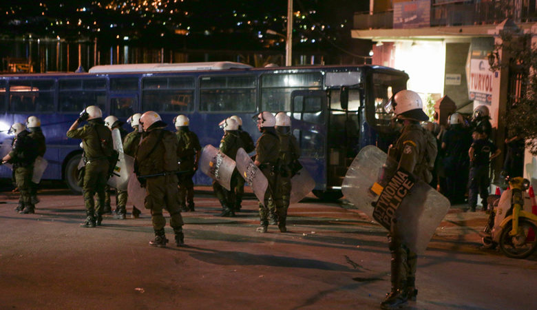 Μπαράζ συλλήψεων για τα άγρια επεισόδια στη Μυτιλήνη