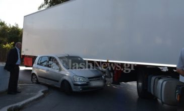Αυτοκίνητο σφηνώθηκε κάτω από φορτηγό στα Χανιά