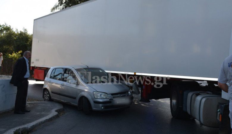 Αυτοκίνητο σφηνώθηκε κάτω από φορτηγό στα Χανιά