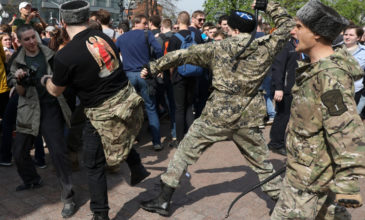 Κοζάκοι με καμουτσίκια κατά της αντιπολίτευσης στη Ρωσία