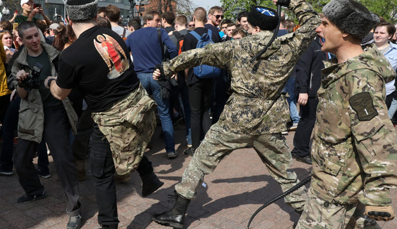 Κοζάκοι με καμουτσίκια κατά της αντιπολίτευσης στη Ρωσία