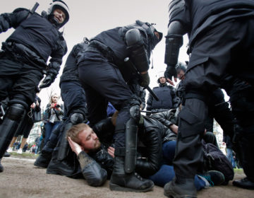 Η αστυνομία συνέλαβε δεκάδες διαδηλωτές της αντιπολίτευσης στη Μόσχα