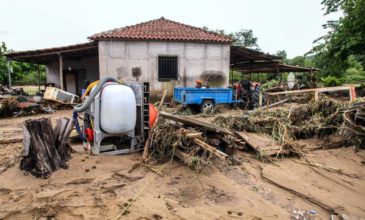 Η λάσπη έθαψε αυτοκίνητα και παλιά σπίτια και παρέσυρε ζώα στο χωριό Νύφι