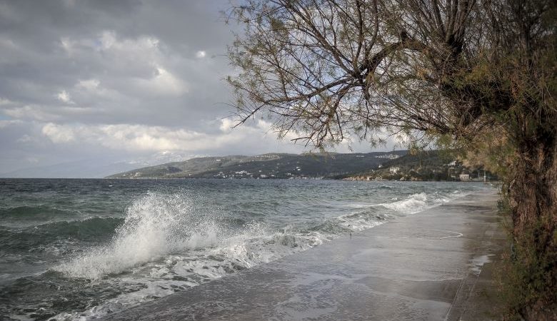 Άστατος καιρός με τοπικές βροχές και μεμονωμένες καταιγίδες