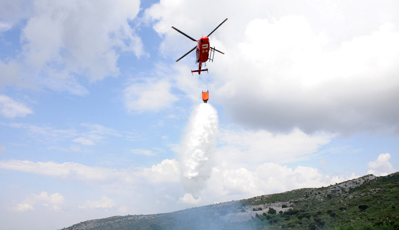 Σε εξέλιξη η πυρκαγιά στην Τζια – Ενισχύθηκαν οι δυνάμεις της Πυροσβεστικής