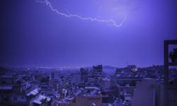Έκτακτο δελτίο επιδείνωσης καιρού με κεραυνούς, καταιγίδες και χαλαζοπτώσεις – Πού θα χτυπήσει η κακοκαιρία
