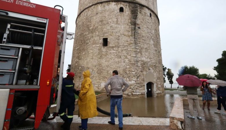 Πλημμύρισε ο Λευκός Πύργος στη Θεσσαλονίκη, χάος από την καταιγίδα