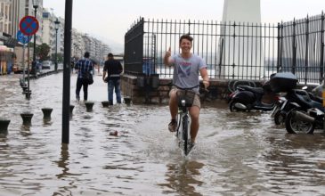 Πλένουν όλη τη Θεσσαλονίκη μετά τις πρωτοφανείς πλημμύρες