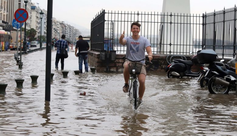Πλένουν όλη τη Θεσσαλονίκη μετά τις πρωτοφανείς πλημμύρες