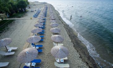 Ποιες ελληνικές παραλίες έχασαν τη γαλάζια σημαία