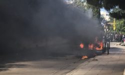 Έβαλαν φωτιά σε βαν που μετέφερε οπαδούς του ΠΑΟΚ