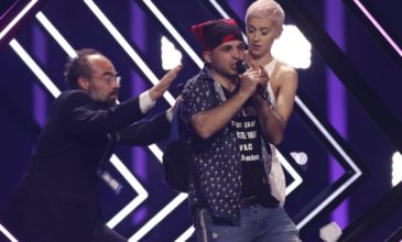 Εισβολέας στη σκηνή της Eurovision -Απρόοπτο στον τελικό