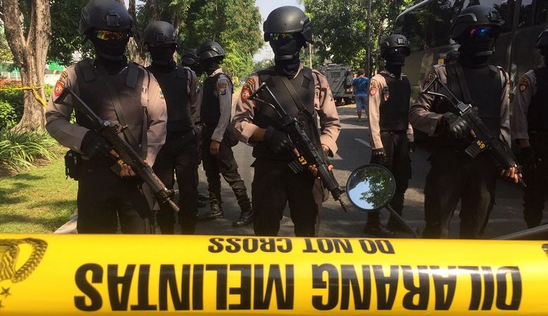Με σπαθιά σαμουράι επιτέθηκαν σε αστυνομικό τμήμα στην Ινδονησία