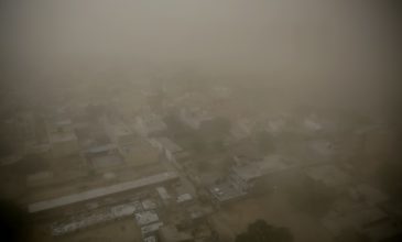Δεκάδες νεκροί από νέες αμμοθύελλες και καταιγίδες στην Ινδία