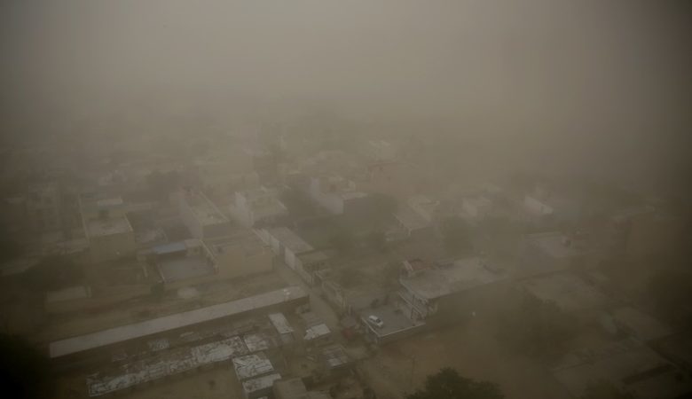 Δεκάδες νεκροί από νέες αμμοθύελλες και καταιγίδες στην Ινδία