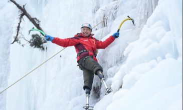 Ηλικιωμένος χωρίς πόδια σκαρφάλωσε στην υψηλότερη κορυφή του κόσμου
