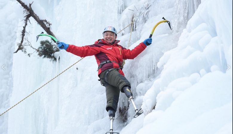 Ηλικιωμένος χωρίς πόδια σκαρφάλωσε στην υψηλότερη κορυφή του κόσμου