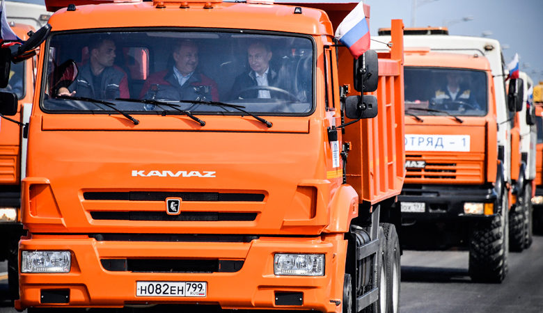 Ο Πούτιν νταλικιέρης, διέσχισε γέφυρα οδηγώντας φορτηγό