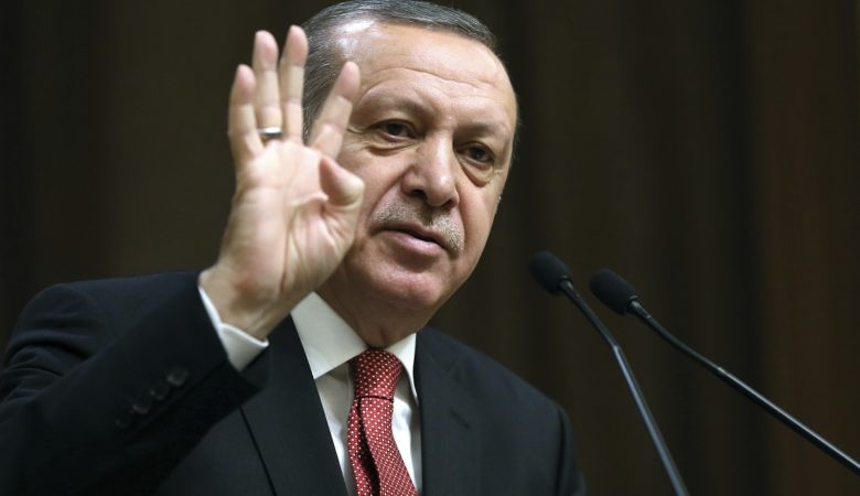 Ο Ερντογάν βυθίζει ακόμη περισσότερο την τουρκική λίρα