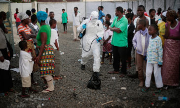 Επιστρέφει ο εφιάλτης του Έμπολα -Ο ΠΟΥ αύξησε το επίπεδο κινδύνου