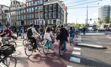Μέτρα κατά των ορδών των τουριστών παίρνει το Άμστερνταμ