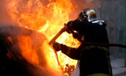 Τραγωδία στη Λέσβο: Βρέθηκε απανθρακωμένο πτώμα σε αυτοκίνητο στο σημείο όπου μαίνεται πυρκαγιά