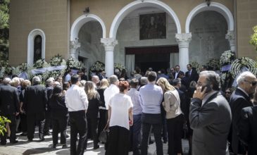 Πλήθος κόσμου στην κηδεία του Θεόδωρου Βασιλάκη