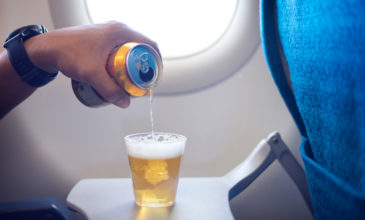 Πόσο αλκοόλ επιτρέπεται να σερβίρεται κατά τη διάρκεια μιας πτήσης