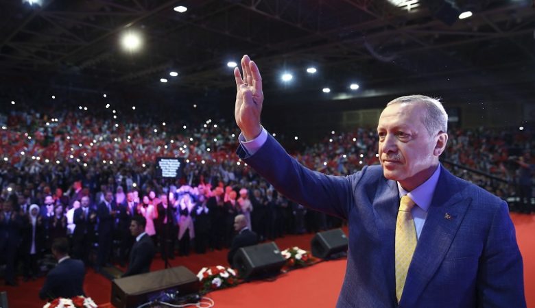 Θορυβημένος ο Ερντογάν «αλιεύει» ψήφους εκτός Τουρκίας