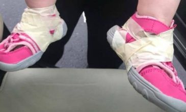 Υπάλληλος παιδικού σταθμού έδεσε με ταινία τα παπούτσια στα πόδια μωρού