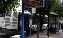 Ένας νεκρός από πτώση ΙΧ σε στάση λεωφορείου στη Μεταμόρφωση