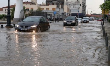 Ξεκίνησε η κακοκαιρία με καταρρακτώδη βροχή στη Θεσσαλονίκη