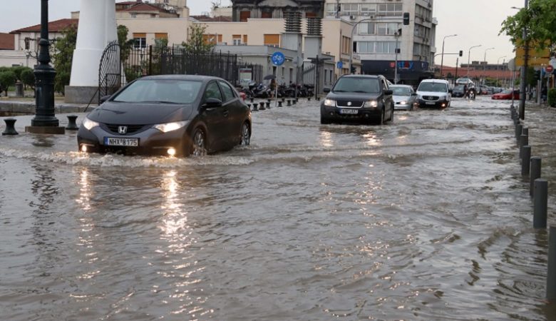 Ξεκίνησε η κακοκαιρία με καταρρακτώδη βροχή στη Θεσσαλονίκη