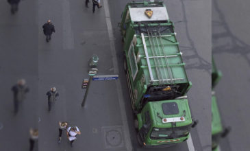 Έκλεψαν σκουπιδιάρικο για να το αδειάσουν μπροστά στο γραφείο του Μακρόν