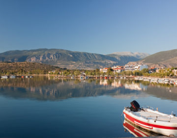 Ιτέα, με φόντο τη Γκιώνα και τον Παρνασσό