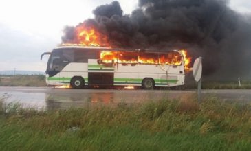 Λεωφορείο του ΚΤΕΛ γεμάτο κόσμο τυλίχθηκε στις φλόγες από κεραυνό