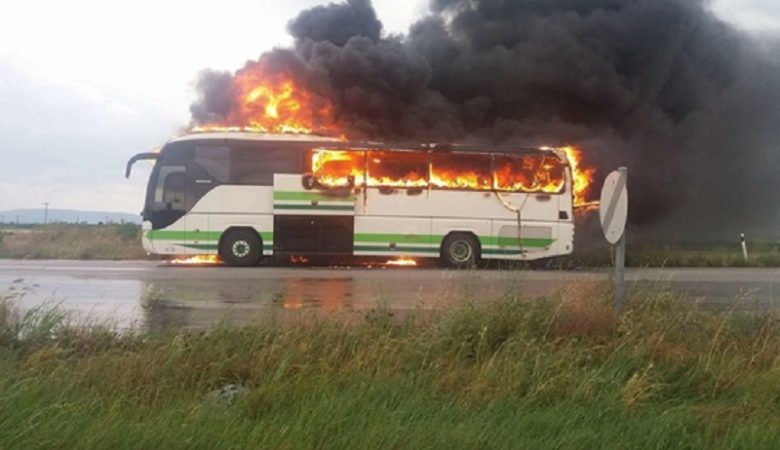 Λεωφορείο του ΚΤΕΛ γεμάτο κόσμο τυλίχθηκε στις φλόγες από κεραυνό