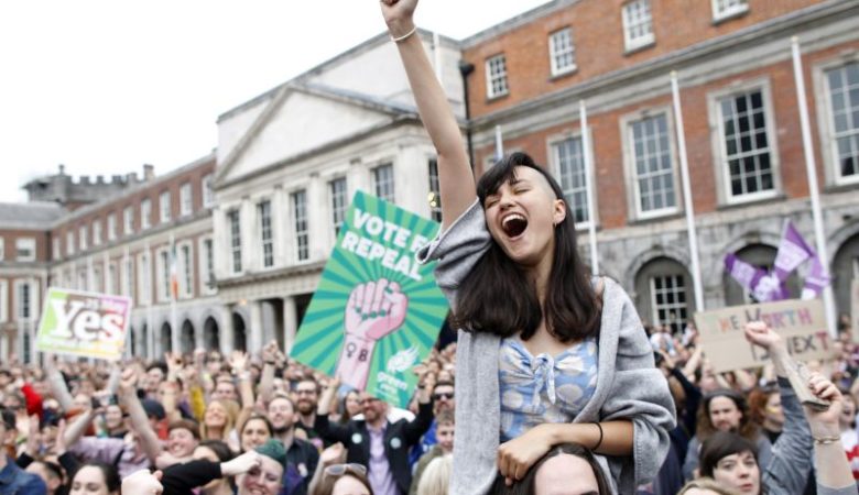 Πώς είδε ο Τύπος σε Ιρλανδία και Βρετανία το ιστορικό δημοψήφισμα