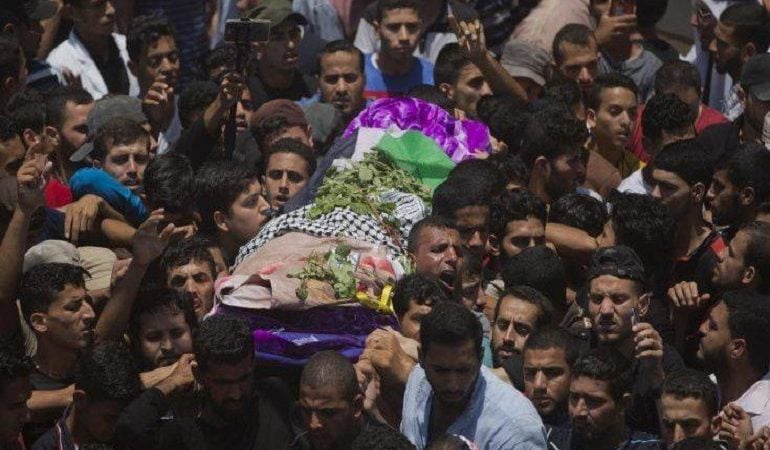 Χιλιάδες στην κηδεία 21χρονης διασώστριας που σκοτώθηκε από ισραηλινούς