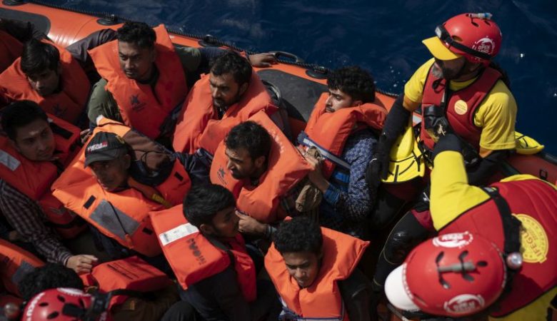 Άγνωστο πλοίο αποβίβασε 400 μετανάστες στη Σικελία και αποχώρησε